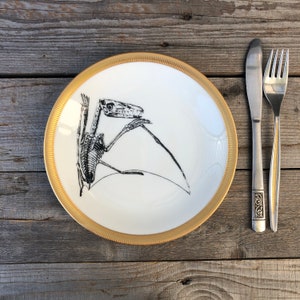 Dino skeleton plate, approx. 20 cm, porcelain with gold rim and screen-printed motif; Gothic gift for Halloween, anatomy, skeletons, animals