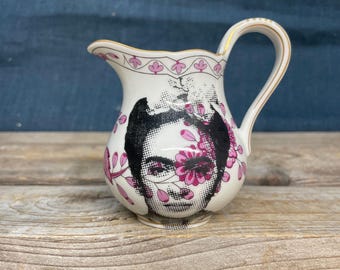 Frida Kahlo Vase, Vintageporzellan mit Blumendekor und handgemachter Siebdruckapplikation; Geschenk für Zuhause, Freundin, Living, Frühling