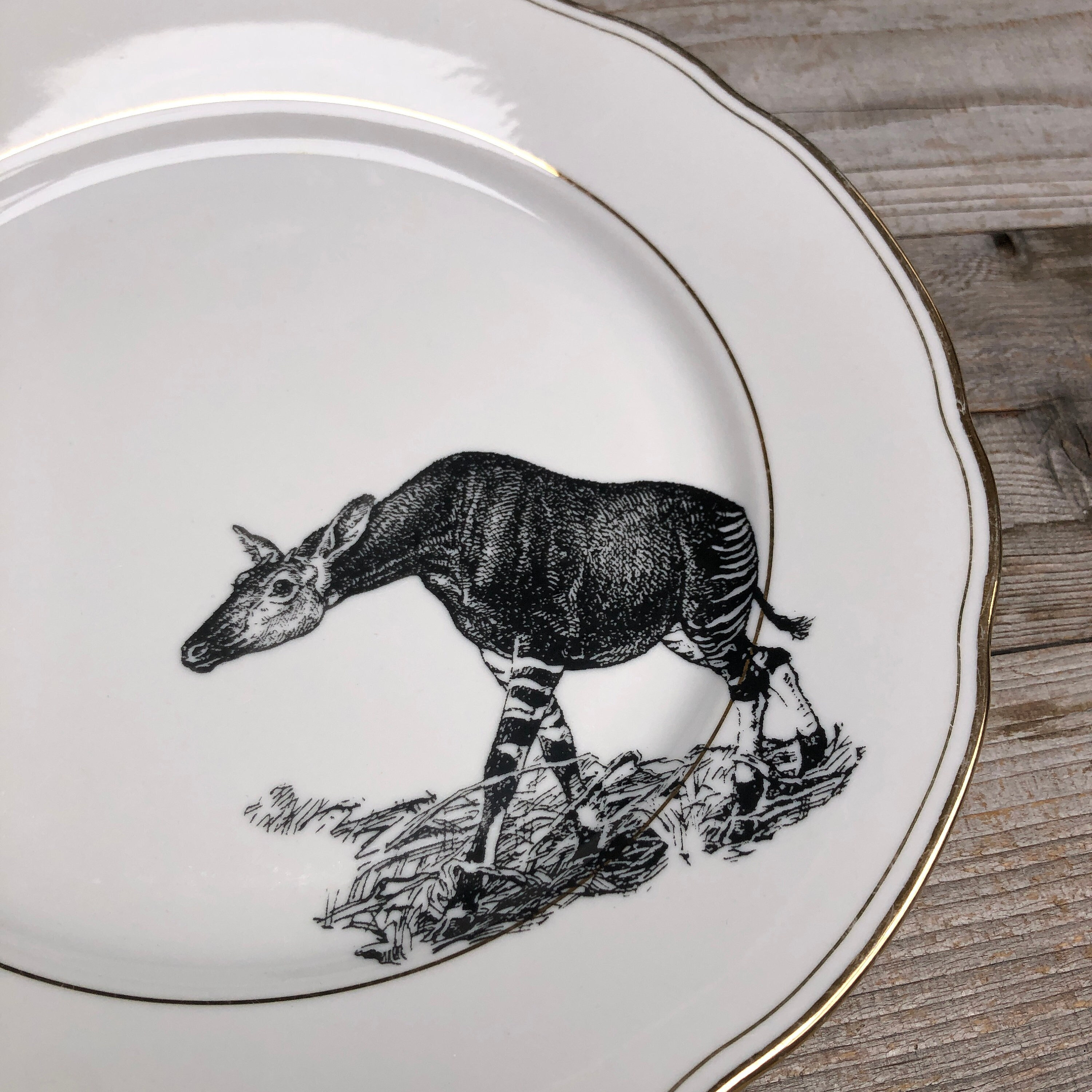 Assiette Okapi, porcelaine vintage avec bord doré et motif sérigraphié à la main, ø 24 cm ; Cadeau pour une belle maison, des amis, une famille