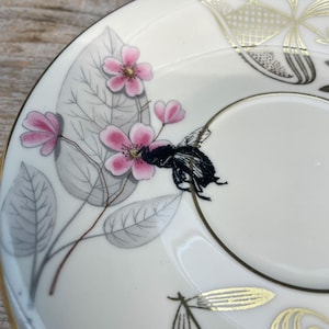 Mini piatto "Little Bee", porcellana con decorazione floreale e ape stampata a mano; regalo per fidanzata, figlia, mamma; contenitore per gioielli