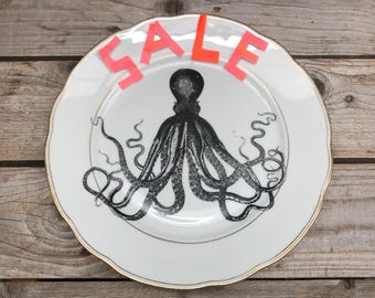 Porcelain plate "Octopus", approx. 24 cm in diameter, hand-printed vintage tableware with gold rim; for the dining table or as a wall plate, decoration, gift