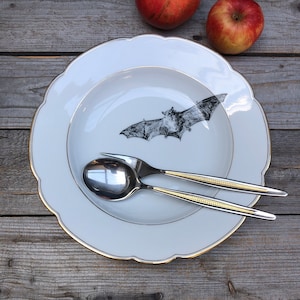 Pasta plate &quot;Vampire Bat&quot;, porcelain with gold rim and hand-printed motif; as a wall plate or for dining, celebrating, or giving as a gift