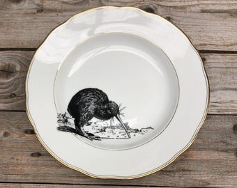 Pastateller “Kiwi", ø ca. 24 cm, handgemachtes Siebdruckmotiv auf Porzellan mit Goldrand; für Zuhause, den Esstisch oder zum Verschenken!