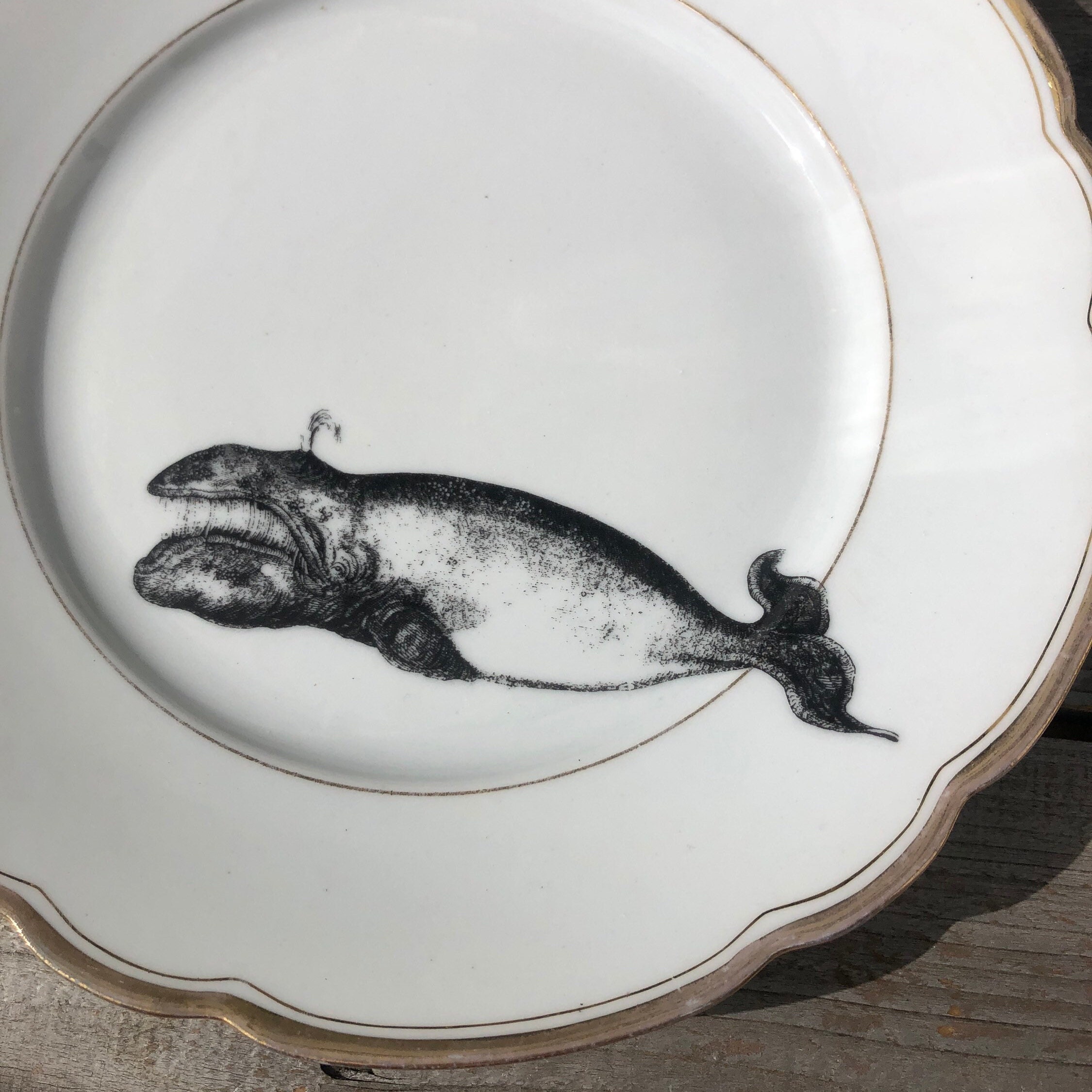 クジラの皿、約 24 cm、金縁の手描きプリントのヴィンテージ磁器