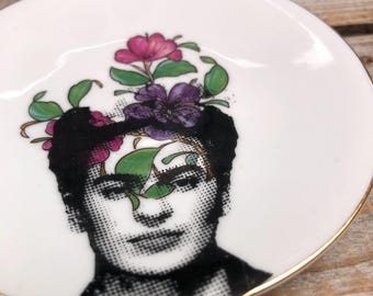 Miniteller "Frida Kahlo", ca. 11cm, Porzellan mit Blumendekor in lila & handgemachter Druck; Zuhause, Dekoration, Utensilo, Wandteller