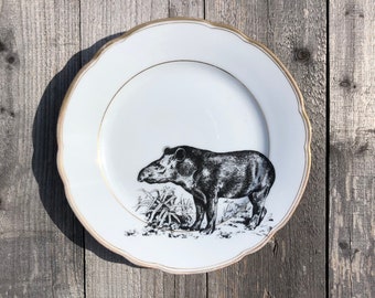 Teller “Tapir", ø ca. 20 cm, Vintageporzellan mit Goldrand und handgemachtes Siebdruckmotiv;
