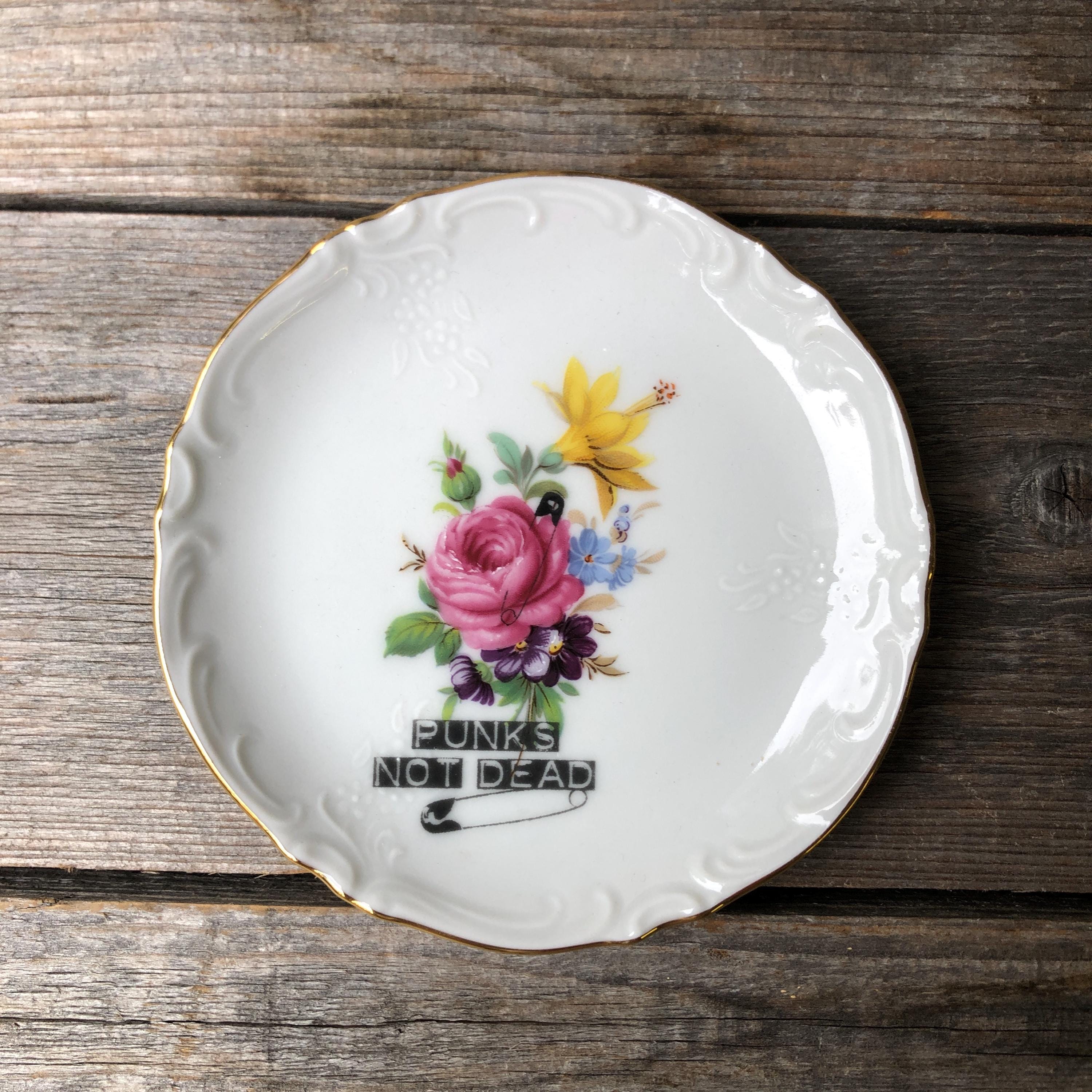 パンクス・ノット・デッド、バラの装飾が施された小さなヴィンテージ