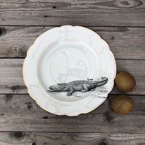 Piatto in porcellana &quot;Coccodrillo&quot;, 24 cm, servizio da tavola vintage stampato a mano con bordo dorato; Servire, mangiare, decorare la tavola e le pareti...