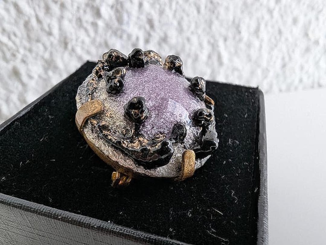 Broche ancienne/vintage en émaux aux tons colorés