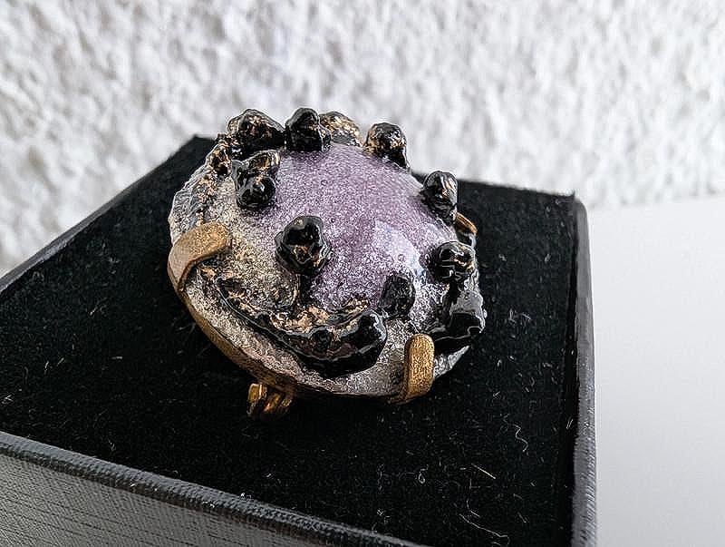 Bijou Importante broche bouton émail violet avec cristaux et relief Bijou Importante broche bouton émail violet avec cristaux et relief