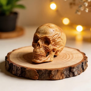 Può includere: Un set di tre tazze in ceramica con finitura opaca e macchiettata. Le tazze sono nei toni del crema, grigio chiaro e grigio scuro. Ogni tazza ha un design semplice e minimalista.