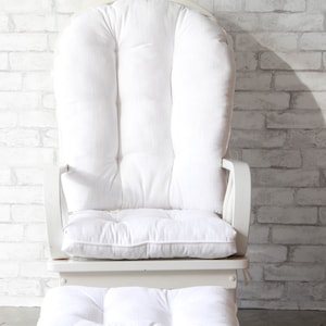 Puede incluir: Silla mecedora blanca con asiento acolchado y coj&iacute;n de respaldo. La silla tiene un marco de madera blanco y est&aacute; tapizada en tela blanca.