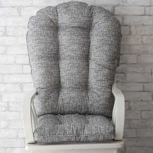 Puede incluir: Un coj&iacute;n de deslizamiento gris y blanco con estampado con un marco de madera blanco. El coj&iacute;n tiene un dise&ntilde;o acolchado y es grueso y c&oacute;modo.