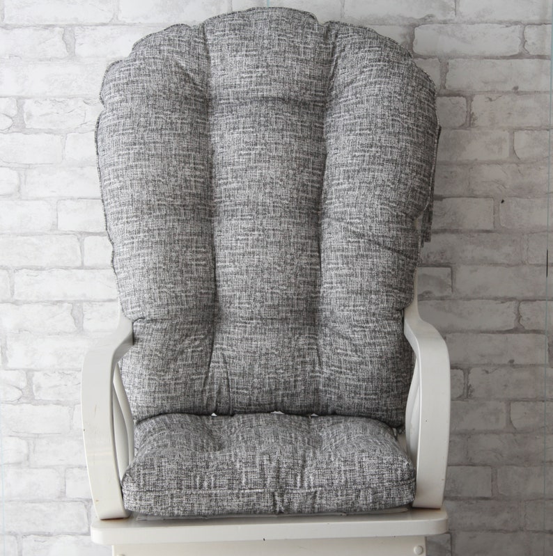 Puede incluir: Un coj&iacute;n de deslizamiento gris y blanco con estampado con un marco de madera blanco. El coj&iacute;n tiene un dise&ntilde;o acolchado y es grueso y c&oacute;modo.