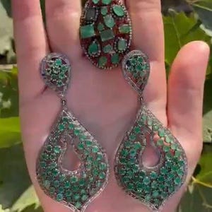 Conjunto de joias com pedras preciosas naturais, como esmeralda e rubi, anel cravejado de diamantes e brincos em prata de lei 925.
