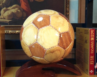 Sculpture ballon de football en bois | Décoration sport faite main en acajou