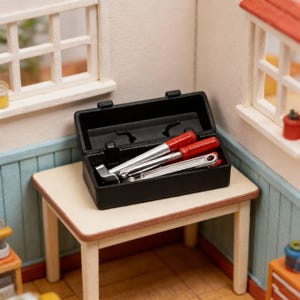 Op de afbeelding: Een handgemaakt houten bord met de tekst "Welcome" in een handgeschreven stijl. Het bord is wit geschilderd met een verweerde afwerking en een klein groen blad is aan de bovenkant bevestigd. Het bord is ongeveer 30 cm breed.