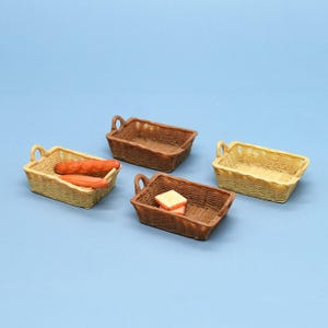Puede incluir: Cuatro cestas de mimbre en miniatura en tonos marrones y beige están dispuestas sobre una superficie azul. Dos cestas contienen alimentos: una baguette y dos rebanadas de pan. Las cestas tienen asas arqueadas.