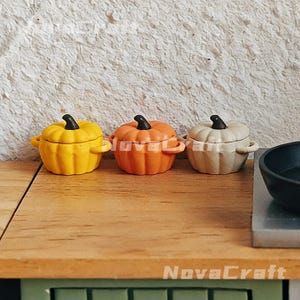 Puede incluir: Una taza de cerámica blanca con un asa negra y el texto "But First, Coffee" en negro, con una fuente de estilo manuscrito. La taza está sobre una superficie blanca.