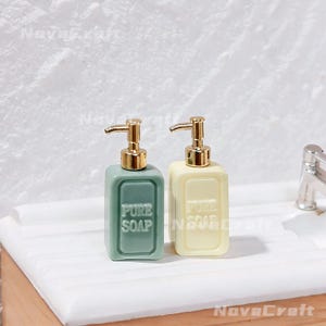Juego de dispensadores de jabón de resina en miniatura para casa de muñecas / Paquete de 2 piezas de decoración de baño a microescala