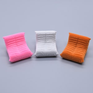 Könnte beinhalten: Rustikales Holzschild mit dem Text "Welcome to our home" in weißen Buchstaben. Das Schild hat eine Used-Optik und ein schlichtes, einladendes Design, ideal für die Eingangsbereichsdekoration.