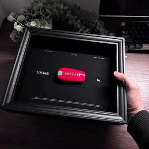 Puede incluir: Una taza de cerámica blanca con un asa negra y el texto "But First, Coffee" en negrita negra. La taza está sobre una superficie de madera. La taza mide aproximadamente 10 cm de alto.