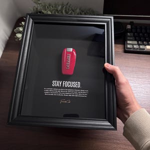 Bleiben Sie fokussierte Ferrari-Schlüsselrahmen durch FramedCash | Motivierende Wandkunst | 25 x 20 cm Luxus-Auto-Dekor für Unternehmer