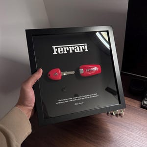 Marco de fotos Legacy de Ferrari de FramedCash / Marco de edición limitada para amantes de Ferrari de 25 x 25 cm.