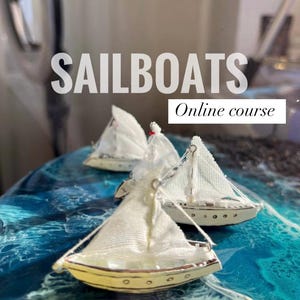 Może przedstawiać: Trzy miniaturowe żaglówki z białymi żaglami i kremowymi kadłubami są prezentowane na niebiesko-białej powierzchni. Słowo "SAILBOATS" jest napisane dużymi, szarymi literami nad łodziami, z napisem "Online course" poniżej.