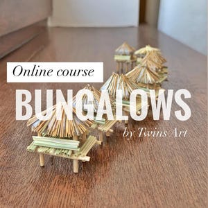 Könnte beinhalten: Miniatur-Bungalows aus natürlichen Materialien mit Strohdächern und Holzrahmen. Der Text "Online course BUNGALOWS by Twins Art" ist im Bild enthalten.