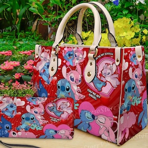 Puede incluir: Un bolso tote rojo y una cartera a juego con un dise&ntilde;o de personaje de dibujos animados. El bolso tiene asas y detalles en color crema. El dise&ntilde;o incluye corazones y el texto "You're My Angel" y "You're My Stitch".