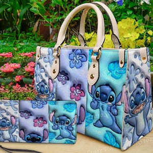 Peut inclure: Un sac à main bleu clair et un ensemble portefeuille assorti avec un motif de personnage de dessin animé. Le sac à main a des poignées crème et un motif floral. Le portefeuille a une dragonne. L'ensemble est décoré de fleurs bleues et roses.