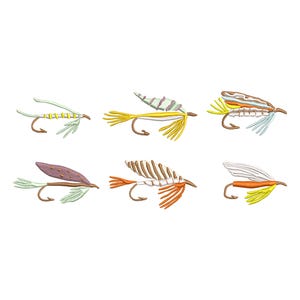 Peut inclure: Six mouches de pêche brodées colorées avec des hameçons incurvés. Les mouches présentent divers motifs avec des nuances de jaune, vert, orange, marron et violet. Les mouches sont disposées sur un fond blanc.
