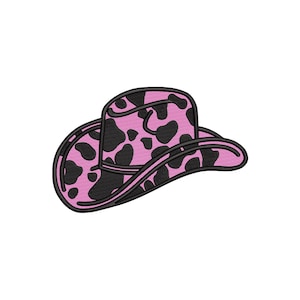 以下が含まれることがあります： 黒い牛柄と黒いアウトラインが特徴のピンクのカウボーイハット。 白い背景に、つばが広く、クラウンの高い帽子です。