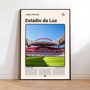Könnte beinhalten: Gerahmtes Poster mit dem Estádio da Luz in Lissabon, Portugal. Das rote Dach und die Sitze des Stadions bilden einen Kontrast zum grünen Feld und dem blauen Himmel. Text enthält "Estádio da Luz" und Details zum Stadion.