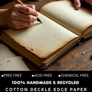 Puede incluir: Un libro abierto de estilo antiguo con p&aacute;ginas crema envejecidas. Una mano sostiene un bol&iacute;grafo, lista para escribir en la p&aacute;gina en blanco. El libro tiene bordes irregulares. El texto en la parte inferior dice: SIN &Aacute;RBOLES, SIN &Aacute;CIDO, SIN QU&Iacute;MICOS, 100% HECHO A MANO Y RECICLADO COTTON DECKLE EDGE PAPER.