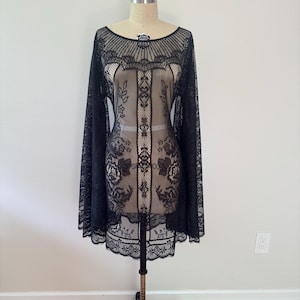 Schwarzes Rosen Spitzenkleid mit dramatischen langen Trompetenärmeln