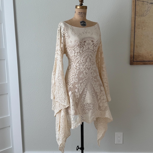 Vestido de novia vintage de encaje para despedida de soltera • Vestido de novia bohemio para fuga • Vestido de recepción con mangas acampanadas • Dobladillo asimétrico