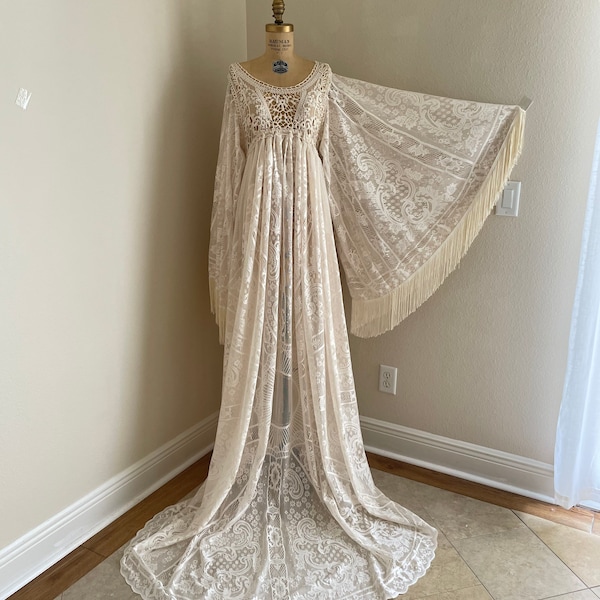 Abito da sposa boho color crema in pizzo con maniche a frange: abito per servizio fotografico di maternità
