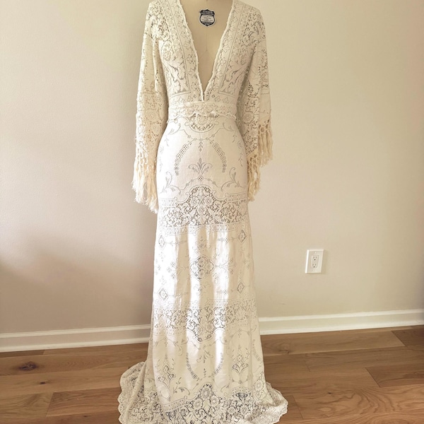 Vestido de novia bohemio: vestido de novia vintage con encaje, flecos y mangas acampanadas