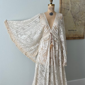 Abito in pizzo con maniche a campana, abito per servizio fotografico, abito per servizio fotografico premaman, abito per servizio fotografico premaman, noleggio abiti da sposa, abito premaman boho,