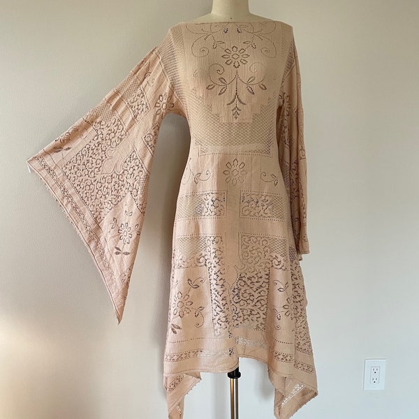 robe asymétrique vintage en dentelle beige, M/L, robe de mariée Beige Lace Boho, robe d’évasion en dentelle hippie, robe midi à manches cloche Sheer LACE