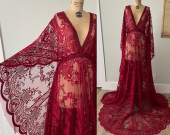 Vestido de encaje rojo para sesión fotográfica: escote pronunciado y mangas acampanadas