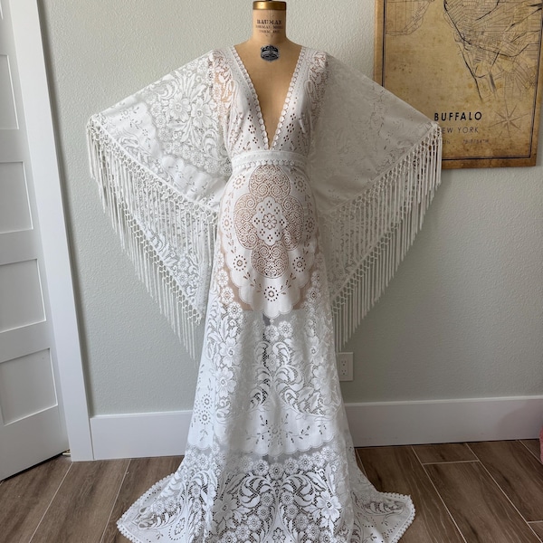 Vestido de novia estilo occidental: vestido de novia bohemio de encaje vintage con mangas acampanadas y flecos