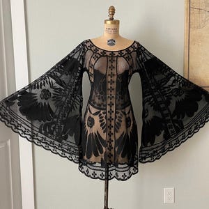 Schwarzes Spitzenkleid mit Glockenärmeln für Gothic-Hochzeiten und Konzert-Outfits