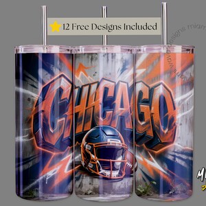 Może przedstawiać: Trzy kubki ze stali nierdzewnej z motywem Chicago. Projekt przedstawia słowo "CHICAGO" w stylu graffiti, kask do futbolu amerykańskiego i tekst "12 Free Designs Included". Kubki mają srebrną słomkę.