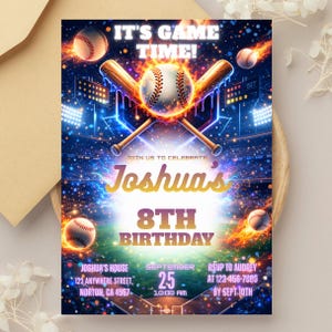 Puede incluir: Una invitación de cumpleaños con temática de béisbol con el texto "IT'S GAME TIME!" y "8º Cumpleaños de Joshua". El diseño presenta una pelota de béisbol con llamas, bates cruzados y un fondo de estadio. Incluye detalles del evento.