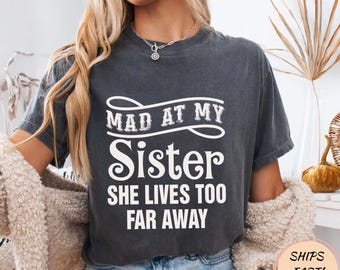 Arg på min syster, hon bor för långt borta, roligt ordspråk citat t-shirt