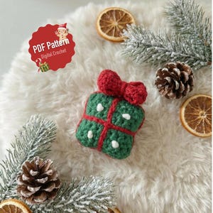 リボン付きミニクリスマスギフトボックスオーナメント：初心者向けかぎ針編みパターン（ホリデーアミグルミPDF）