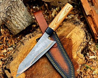 Cuchillo de caza de acero de Damasco hecho a mano, mango de madera de vacuno y funda de cuero.